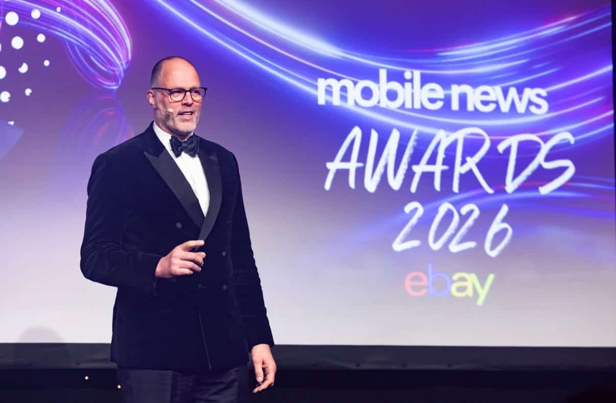 Man in tuxedo speaking at Mobile News Awards 2026 event.